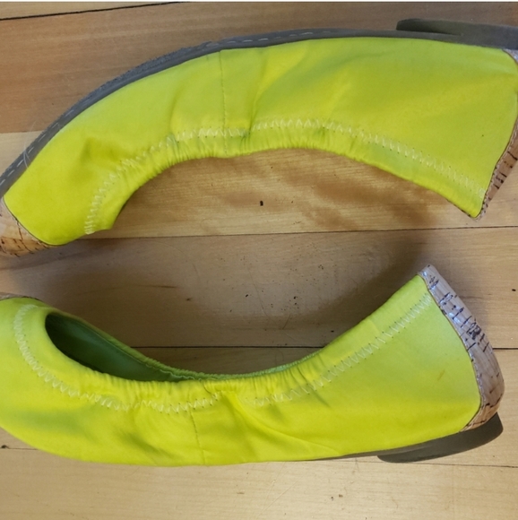 Size 9.5 BCBGeneration Flats - Picture 2 of 4